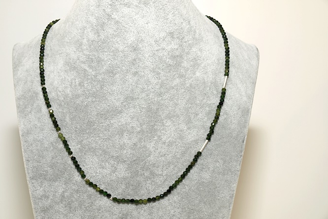 Mutmacherkette grüner Turmalin. 2 mm, geschliffene Perlen. Mit Silber Stäbchen. Nr.: 2220131