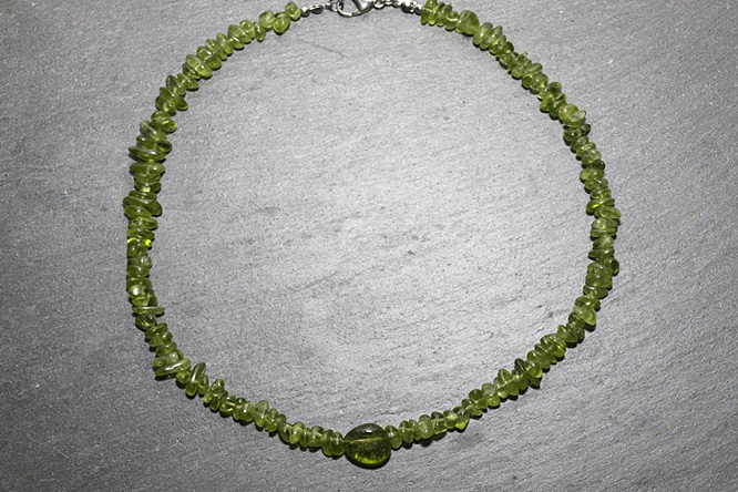 Mutmacherkette Peridot aus einem satten Grün. Sie ist 45 cm lang und aus Peridot Splittern gearbeitet. Nr. 2220108