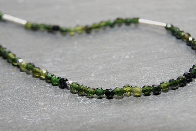 Mutmacherkette grüner Turmalin. 2 mm, geschliffene Perlen. Mit Silber Stäbchen. Nr.: 2220131