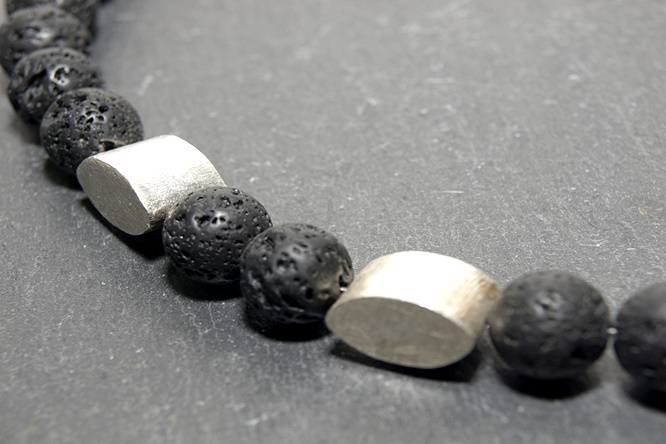 Die Erdungskette aus Lava mit e seitlichen Silberteilen. 53 cm lang. Nr.: 2220056